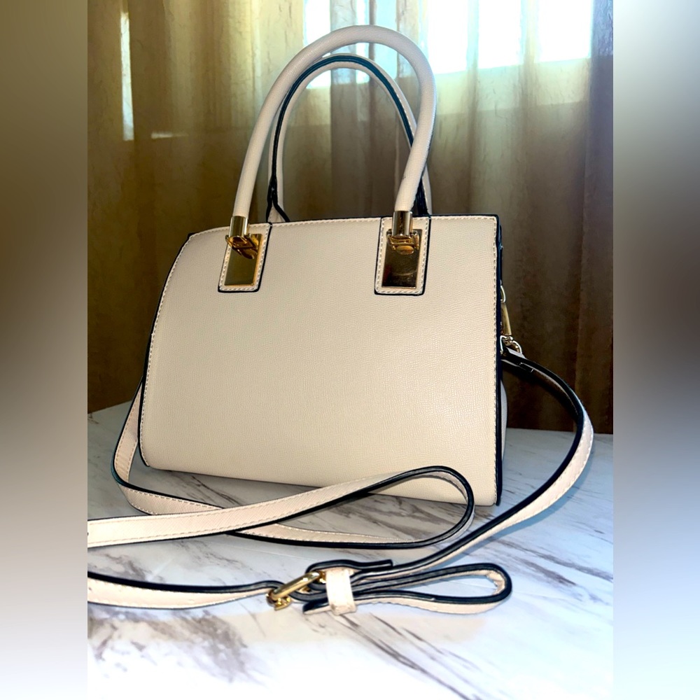 Beige/gold crossbody purse